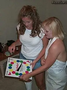 4RealSwingers 19990821 Anna and Stacy playing Twister