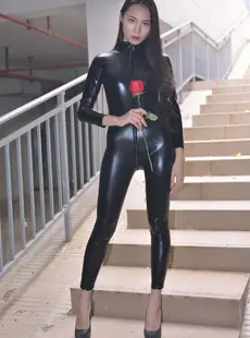 520mojing - 28315 - tight-fitting beauty in a leather jumpsuit