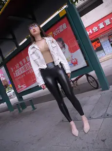 520mojing - 40551 - Leather Pants - A woman smoking an electronic cigarette