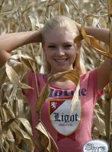 Blond Amateur Skye Model Flashers Her Bare Ass Among The Corn Stalks
