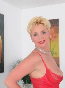 Mature Wife Taylor Lynn Peels Lingerie To Reveal Big Nipples Closeup Clit
