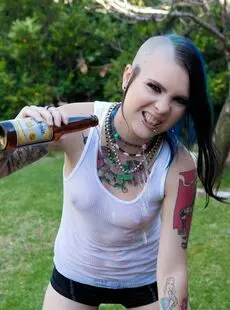 Petite Punk Beauty Tara Toxic Gets Pussy Licked Fucked Takes A Cumshot