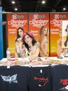 Pornstars Joanna Angel And Jenna Haze Meet And Greet Fans At A Xxx Convention