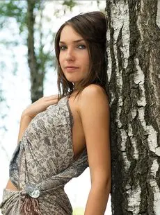 Solo Girl With A Great Ass Poses Naked Underneath An Old Tree