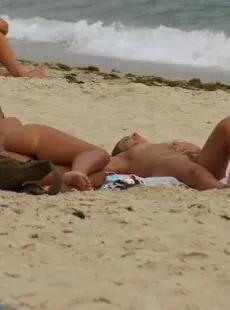 Girls Sunbathing On The Beach Beach Photo 0099 Set 0421 2006 06 05 209pics