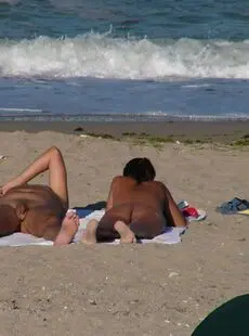 Girls Sunbathing On The Beach Beach Photo 23 01 20 0108