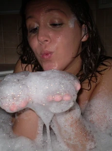 AMALAND chick with braces inside the tub