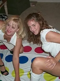 4RealSwingers 19990821 Anna and Stacy playing Twister