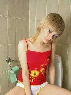 Stunning18 Cindy B In the Bathroom
