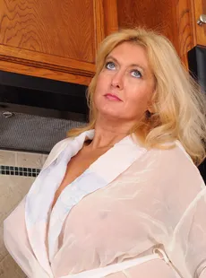 AllOver30 Tahnee Taylor Mature Housewives 011184 2400px 135x 01 03 2012 121155384