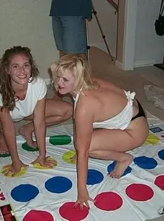 4RealSwingers 19990821 Anna and Stacy playing Twister