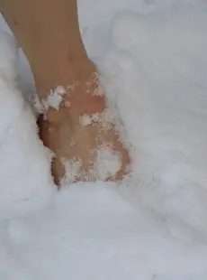 ChillyGirls   Suzie   Barefoot in snow   54x