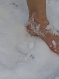 ChillyGirls   Suzie   Barefoot in snow   54x