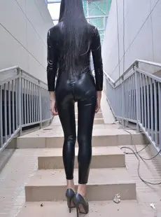 520mojing.com - 28315 - tight-fitting beauty in a leather jumpsuit
