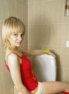 Stunning18 Cindy B In the Bathroom