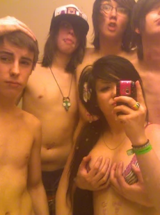 AMALAND Webcam emo babe posing nude with friends