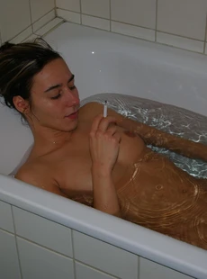 AMALAND allison naked in bathtub