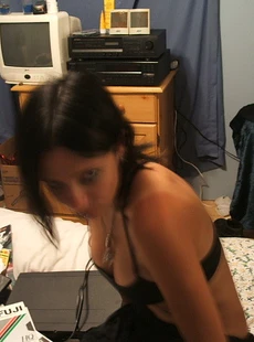 AMALAND Emo chickhowing off her hot bod
