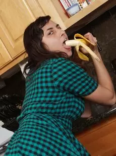 MonicaEatingMonicasuperhr